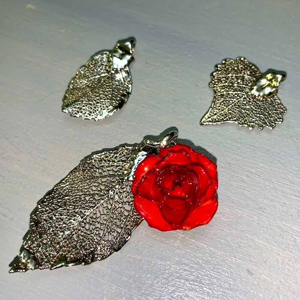 💕Set of three silver leaf necklace pendants real rosebud